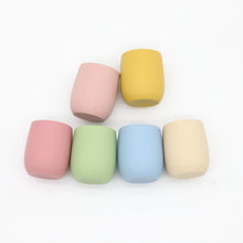 Charger l&#39;image dans la galerie, Petit gobelet en silicone pour bébé
