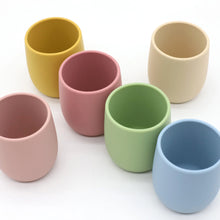 Charger l&#39;image dans la galerie, Petit gobelet en silicone pour bébé
